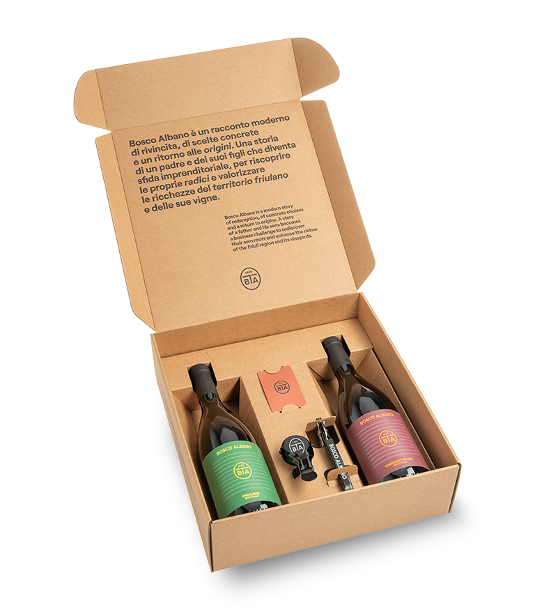 Cofanetto Bosco Albano con 2 bottiglie e accessori come cavatappi e stopper.